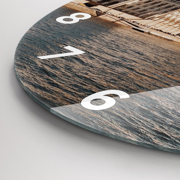 hodiny na skle Parlament v Budapešti