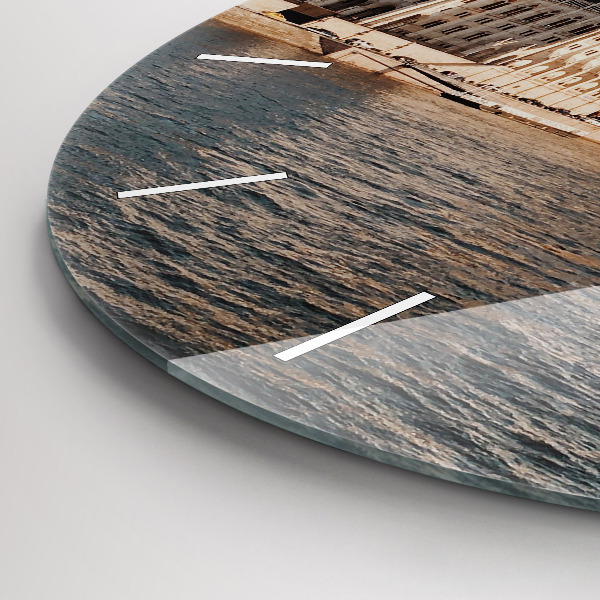 hodiny na skle Parlament v Budapešti