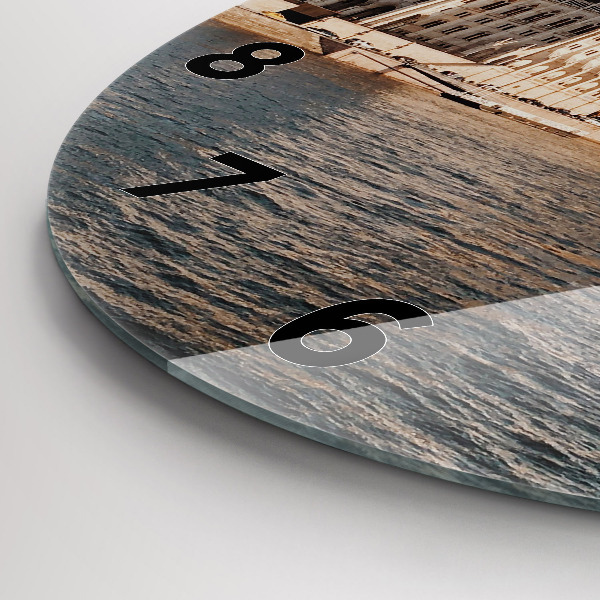 hodiny na skle Parlament v Budapešti