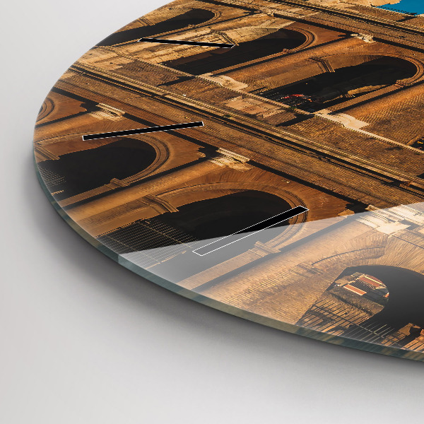 hodiny na skle Koloseum v Itálii