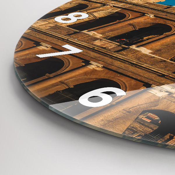 hodiny na skle Koloseum v Itálii