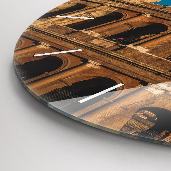 hodiny na skle Koloseum v Itálii