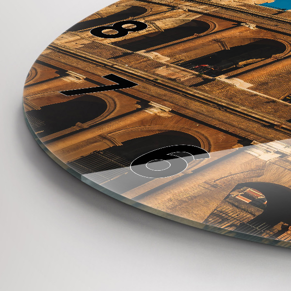 hodiny na skle Koloseum v Itálii