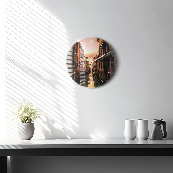 hodiny na skle Pohled na kanál ve městě