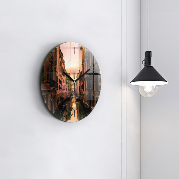 hodiny na skle Pohled na kanál ve městě