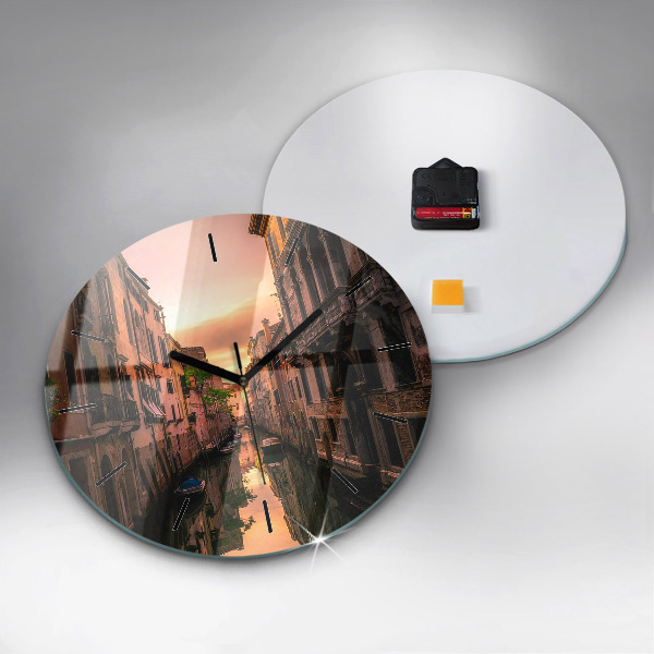 hodiny na skle Pohled na kanál ve městě