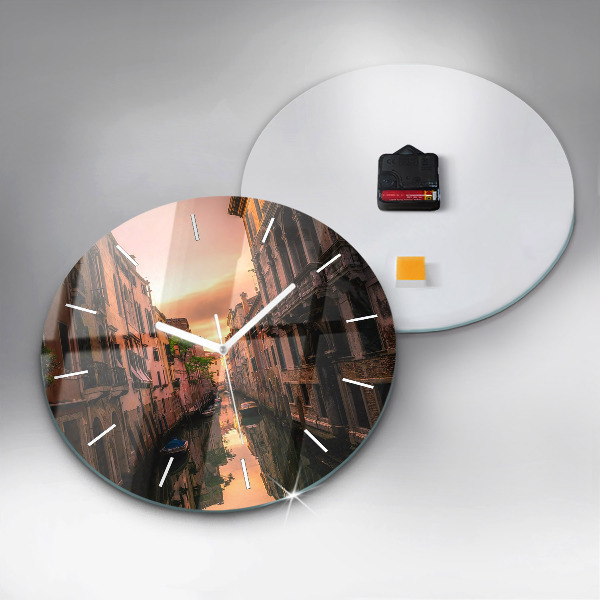 hodiny na skle Pohled na kanál ve městě