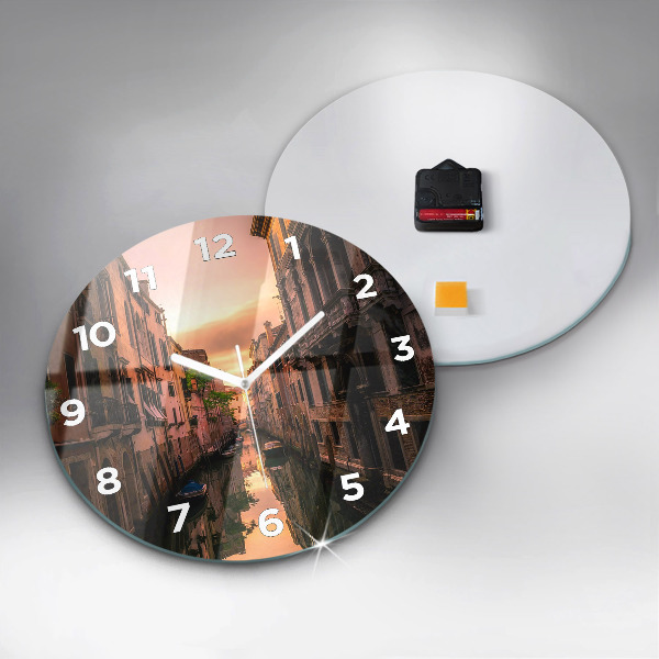 hodiny na skle Pohled na kanál ve městě