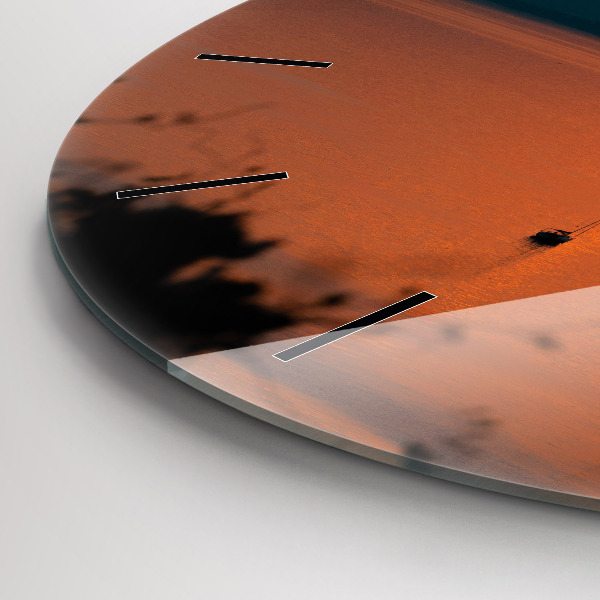 hodiny na skle Balaton ve večerních hodinách