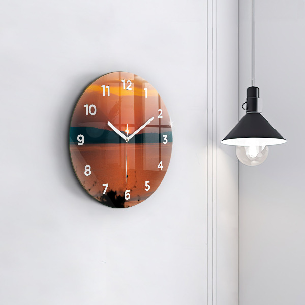 hodiny na skle Balaton ve večerních hodinách