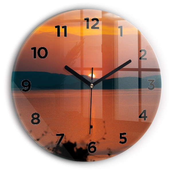 hodiny na skle Balaton ve večerních hodinách