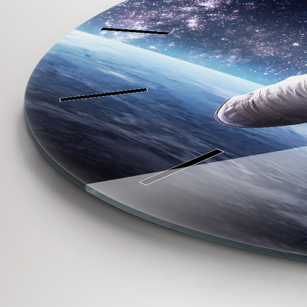 Kulaté skleněné hodiny s fotkou Astronaut nad zemí