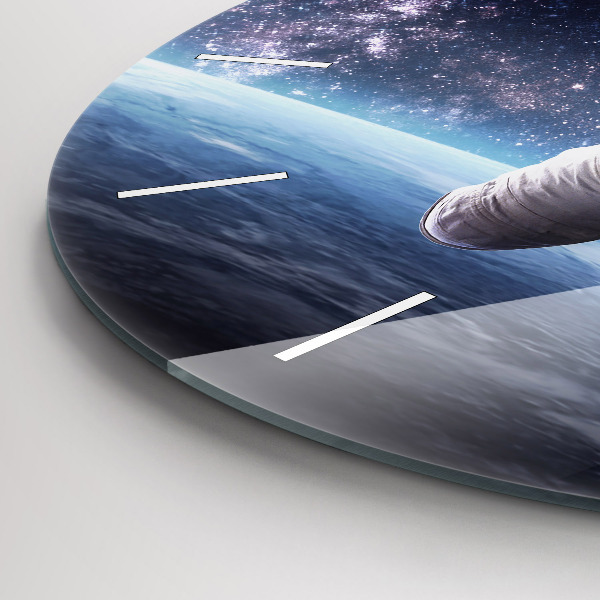 Kulaté skleněné hodiny s fotkou Astronaut nad zemí