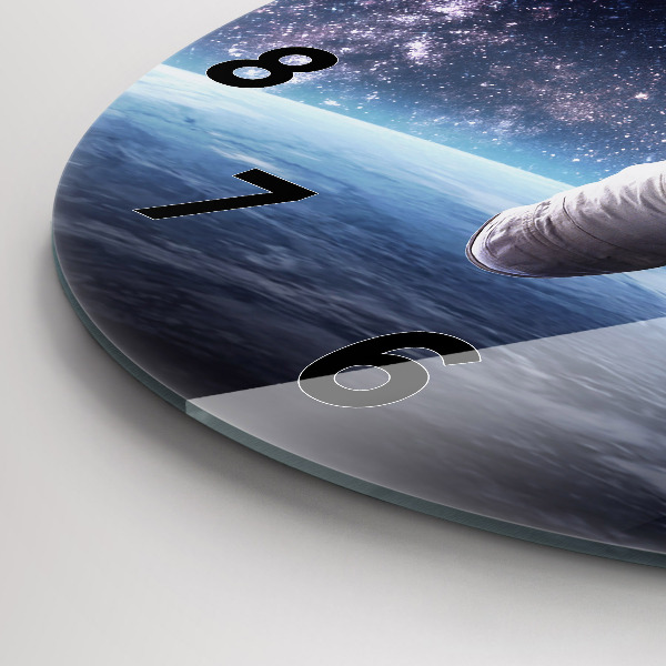 Kulaté skleněné hodiny s fotkou Astronaut nad zemí